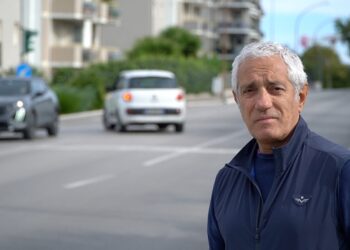 «Non c’è più il semaforo, marciapiedi e strisce inesistenti: uscire da questa strada è un problema»