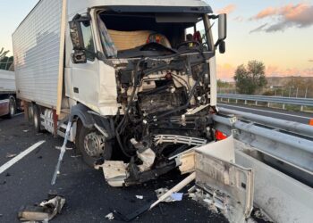Tamponamento tra camion vicino al casello di Vasto sud, un ferito. Chiusa la corsia di sorpasso