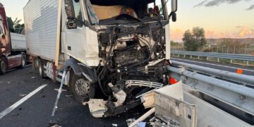 Tamponamento tra camion vicino al casello di Vasto sud, un ferito. Chiusa la corsia di sorpasso