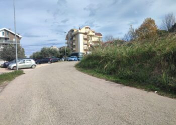«Incrocio insidioso, via stretta, tortuosa e senza marciapiedi:  strada indegna dell’accesso a una chiesa»