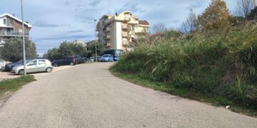 «Incrocio insidioso, via stretta, tortuosa e senza marciapiedi:  strada indegna dell’accesso a una chiesa»