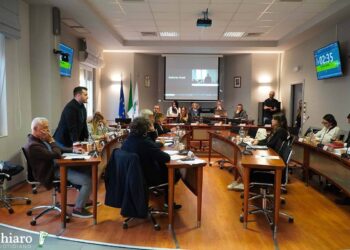 La variante per l’ampliamento del parcheggio della piscina comunale passa all’unanimità