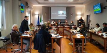 La variante per l’ampliamento del parcheggio della piscina comunale passa all’unanimità