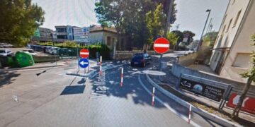 Via Maddalena diventa a senso unico. Il Comune: strada intasata
