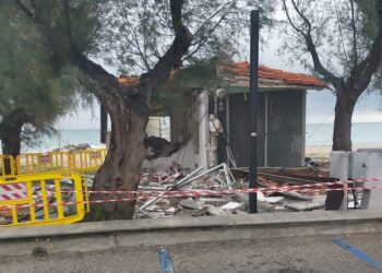 Boato sulla riviera: assalto con l’esplosivo, salta in aria il bancomat