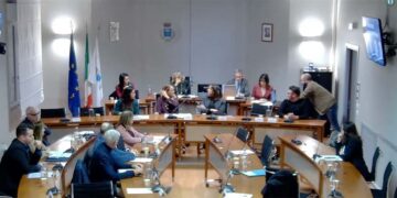 Scontro sul prg, «tutti incompatibili»: la minoranza lascia l’aula, confermato il commissariamento