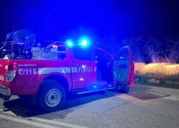Incendio nel sottotetto di una casa: intervengono i pompieri, nessun ferito