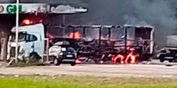 Incendio nell’area di servizio “Portobello”, chiusa la strada Statale 16