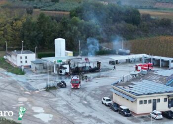 Incendio nell’area di servizio “Portobello”, riaperta dopo circa tre ore la Statale 16