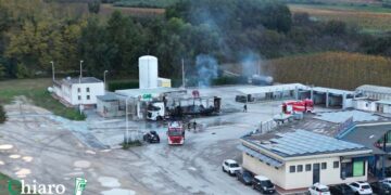Incendio nell’area di servizio “Portobello”, chiusa la strada Statale 16