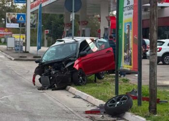 Giovane alla guida di una minicar finisce fuori strada sulla circonvallazione Istoniense