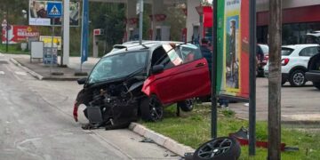 Giovane alla guida di una minicar finisce fuoristrada sulla circonvallazione Istoniense