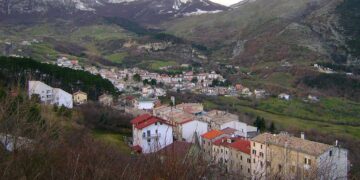 Orso con tre cuccioli a Palena, Comune: «Come comportarsi per evitare rischi»