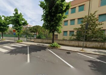 «Quando piove via Bachelet intasata e auto sulle strisce pedonali. Mio figlio ha rischiato di essere investito»