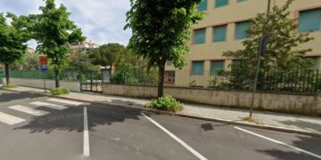 «Quando piove via Bachelet intasata e auto sulle strisce pedonali. Mio figlio ha rischiato di essere investito»