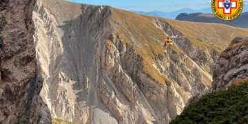 Colpito dai detriti staccatisi dalla parete, muore scalatore di 35 anni