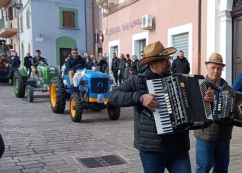 Trenta trattori per il patrono: Pollutri dà il via ai festeggiamenti per San Nicola