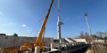 Primi pilastri da 12 metri e gradoni, inizia a prendere forma la futura tribuna del “Bucci”