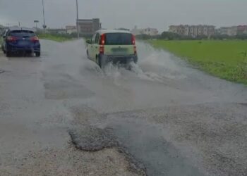 «Ecco com’è via Alessandria quando piove. Da 25 anni aspettiamo l’urbanizzazione»