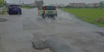 «Ecco com’è via Alessandria quando piove. Da 25 anni aspettiamo l’urbanizzazione»