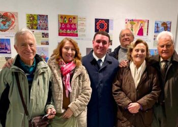 Inaugurata la mostra “16 anni di Scuola con Vita e Solidarietà, 16 anni di calendari”