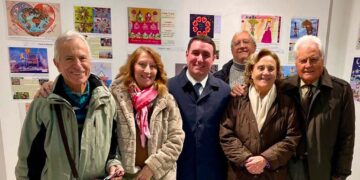 Inaugurata la mostra “16 anni di Scuola con Vita e Solidarietà, 16 anni di calendari”
