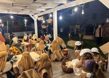 I piccoli alunni della scuola “Il Girotondo” mettono in scena il presepe vivente