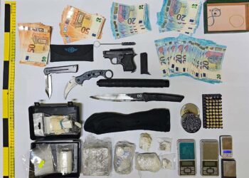 Cerca di investire agente, nascondeva droga nelle mutande e a casa: arrestato insieme al fratello