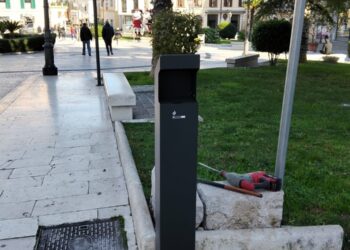 Raccoglitori di cicche in centro e sul lungomare: «Città pulita se ognuno fa la sua parte»