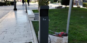 Raccoglitori di cicche in centro e sul lungomare: «Città pulita se ognuno fa la sua parte»