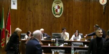 Dirigente a processo, il Comune non si costituisce parte civile: è scontro in Consiglio