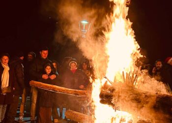 Il fuoco della farchia di Tufillo illumina la notte della Vigilia e unisce il paese