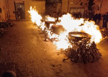 A Pollutri rivive il miracolo delle fave di San Nicola tra fuoco, sapori e tradizione