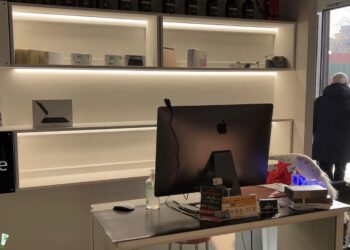 Colpo notturno nel negozio di telefoni, il proprietario: «Ho subito 2 furti nell’attività e 4 a casa»