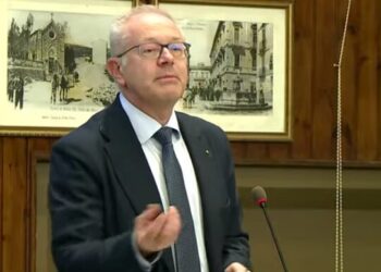 Bocciata la mozione sul dirigente sotto processo, FdI: «Menna forte coi deboli e debole coi forti»