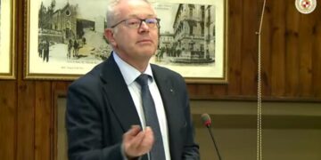 Bocciata la mozione sul dirigente sotto processo, FdI: «Menna forte coi deboli e debole coi forti»