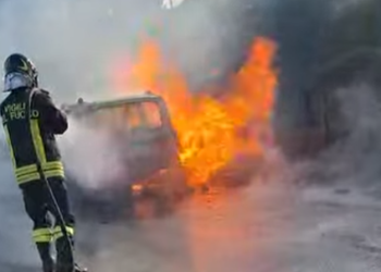 Fiamme avvolgono auto in movimento, salvo il conducente