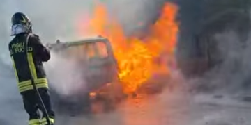Fiamme avvolgono auto in movimento, salvo il conducente