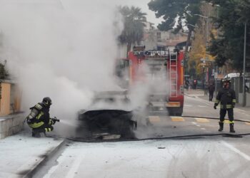 Altra auto a fuoco sulle strade del Vastese: fiamme distruggono Bmw a San Salvo
