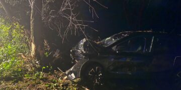 Incidente notturno in via Anghella: auto esce di strada e si schianta contro un albero