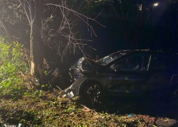 Incidente notturno in via Anghella: auto esce di strada e si schianta contro un albero
