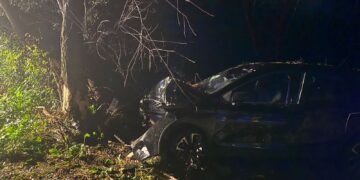 Incidente notturno in via Anghella: auto esce di strada e si schianta contro un albero