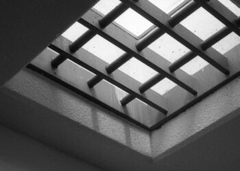 “Il Nido”: il carcere di Vasto negli scatti analogici di Francesco Lovino in mostra alla Sala Mattioli