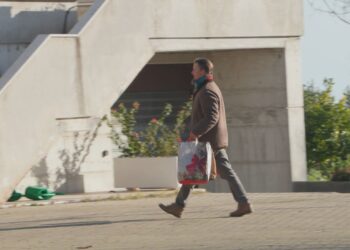 Nathan porta i regali ai figli: un Natale lontano dal bosco