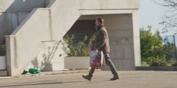 Nathan porta i regali ai figli: un Natale lontano dal bosco