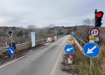 Il ponte dimenticato: le auto sfrecciano sul viadotto ristretto che da vent’anni va consolidato