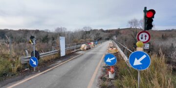 Il ponte dimenticato: le auto sfrecciano sul viadotto ristretto perché da vent’anni va consolidato