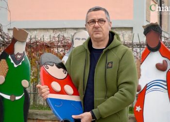 Sotto il faro di Punta Penna il Presepe inclusivo nel ricordo di due persone che non ci sono più