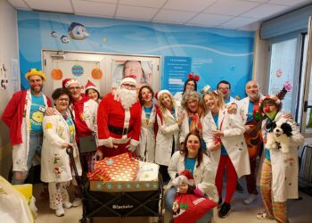 Natale in ospedale: i nasi rossi portano sorrisi e doni ai pazienti