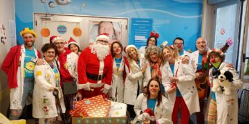 Natale in ospedale: i nasi rossi portano sorrisi e doni ai pazienti